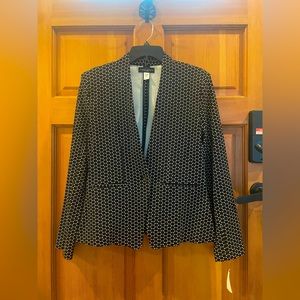 Simply Styled Women’s blazer in size Large.